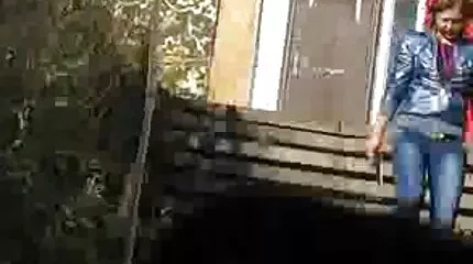 ضرطة صلبة في المؤخرة في افلام سكس اجنبية مترجمة للعربية الفم وفي كس عاهرة شهوانية في قضبان