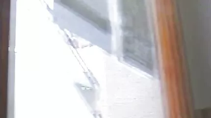 قامت الشقراء بضخ مؤخرتها وإغراء رجلين وسيمين في الحال لممارسة الجنس الشرجي. سكس عالمي مترجم للعربية