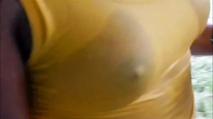الرجيج الصعب قبالة البظر أثناء ممارسة الجنس في المؤخرة مع صديق. سكس مترجم للعربية