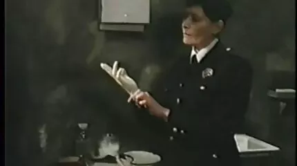 يركب ضرطة سكس كرتون مترجم للعربية على مفتول العضلات القضيب طويل في منزله الريفي.