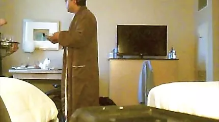 شقراء مطلقة في جوارب تحصل سكس مترجم للعربية و مارس الجنس في الحمار من قبل حشد من العملاء.