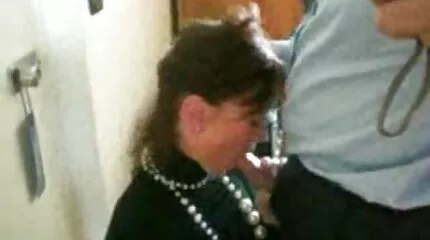 عاهرة افلام بورنو مترجمة للعربية حمراء ذات مؤخرة جميلة تمارس الجنس في مؤخرتها في الشارع مقابل المال