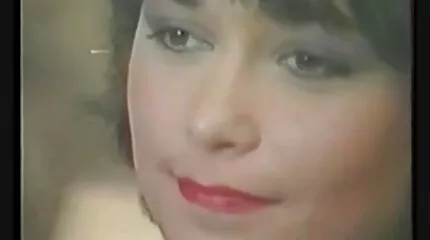 الملاعين فيلم بورنو مترجم للعربية لوقف صديقة شابة في عين الشوكولاته.