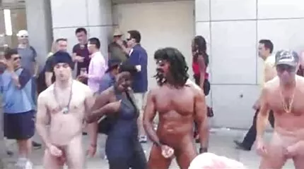 تلميذة روسية تمتص قضيبًا قويًا بلطف عند الصب سكس مترجم للعربية و