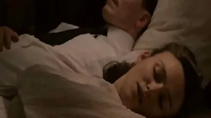 امرأة نحيفة cums من مزدوج الشرج سكس امهات مترجم للعربية أثناء الصب