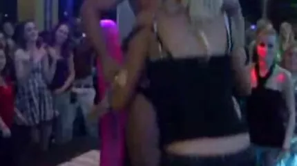 الشرج المزدوج واللسان العميق من امرأة سمراء جميلة فلام سكس مترجم للعربية